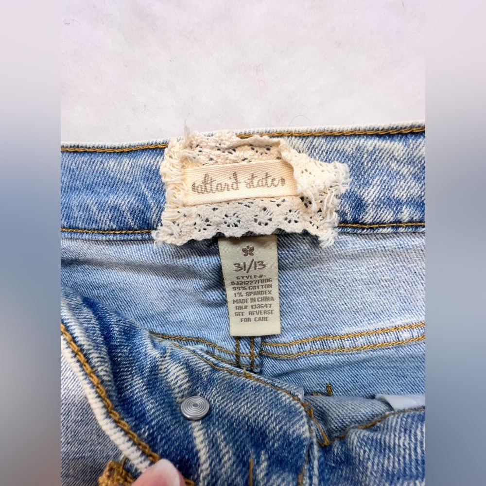 Altar'd State Light Wash Button Fly Raw Hem Boho Distressed Denim Shorts Size 31 - Picture 2 of 9